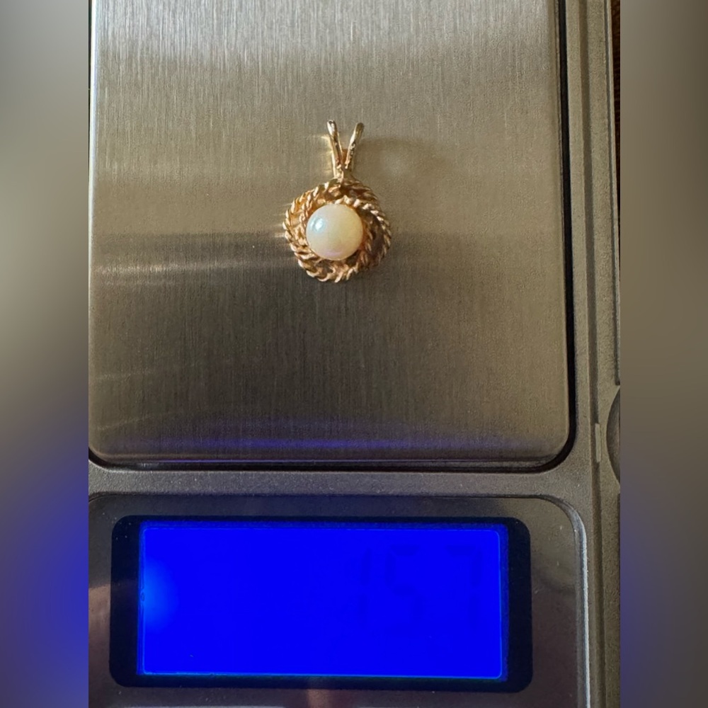 Luminous pearl and 14k solid yellow gold pendant - Picture 5 of 5
